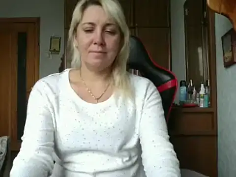 Snapshot of IrinaB1 chatting on November 9, 8:07 am IrinaB1 online show from November 9, 8:07 am