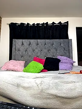 Snapshot of valenthottie chatting on October 8, 3:19 am valenthottie online show from October 8, 3:19 am