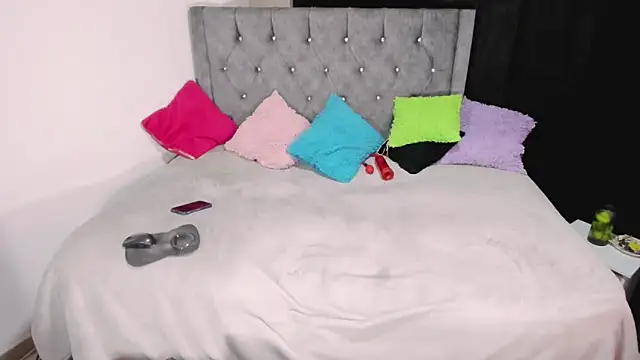 Snapshot of valenthottie chatting on March 23, 2:48 am valenthottie online show from March 23, 2:48 am