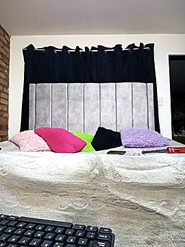 Snapshot of valenthottie chatting on November 29, 12:11 am valenthottie online show from November 29, 12:11 am