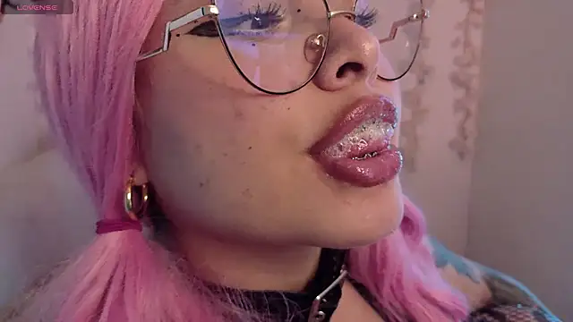 Haelycute online show from April 17, 1:52 am