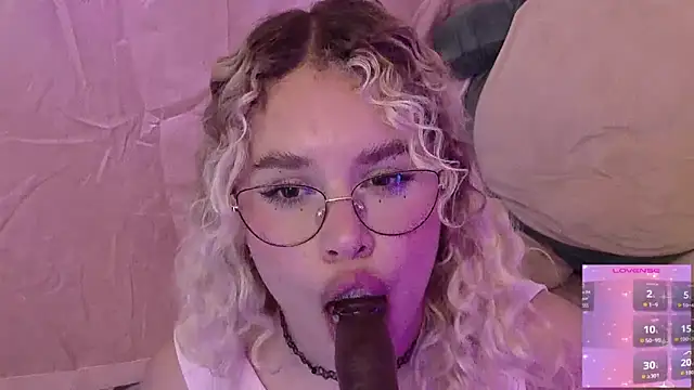 Haelycute online show from May 8, 11:30 pm