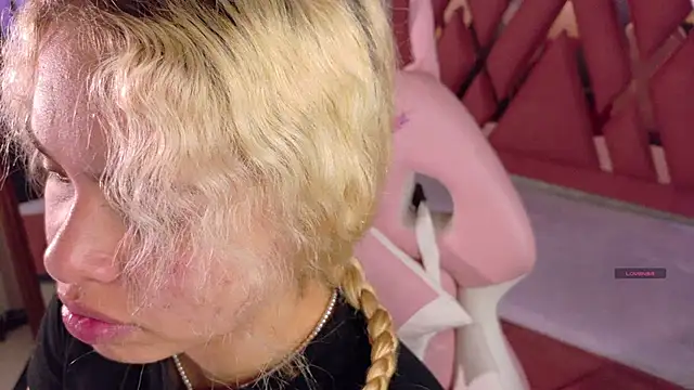 Haelycute online show from December 3, 11:20 am