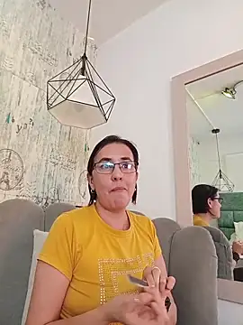 Snapshot of IsisBlake chatting on February 3, 6:40 am IsisBlake online show from February 3, 6:40 am