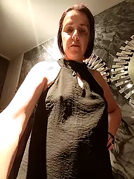 Snapshot of IsisBlake chatting on November 6, 1:04 pm IsisBlake online show from November 6, 1:04 pm