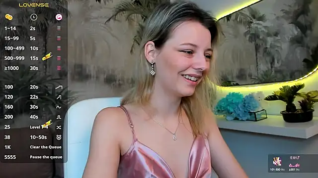 Snapshot of pretty_little_thing chatting on January 15, 7:12 pm pretty little thing online show from January 15, 7:12 pm