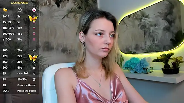 Snapshot of pretty_little_thing chatting on January 15, 4:11 pm pretty little thing online show from January 15, 4:11 pm