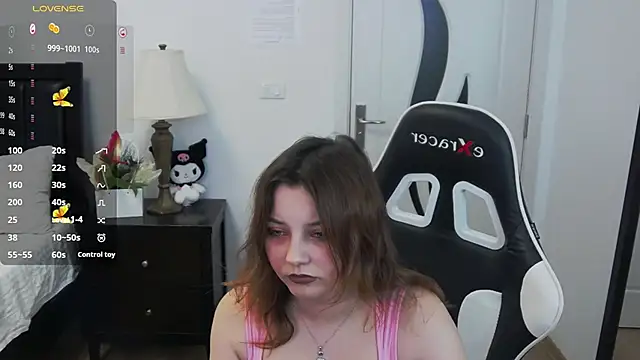 pretty little thing online show from March 20, 7:48 pm