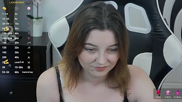 pretty little thing online show from May 29, 7:31 pm