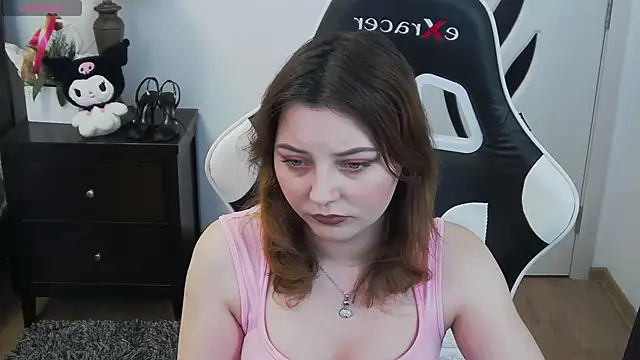 pretty little thing online show from April 10, 7:10 pm