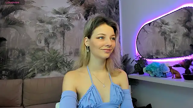 Snapshot of pretty_little_thing chatting on January 13, 6:05 pm pretty little thing online show from January 13, 6:05 pm