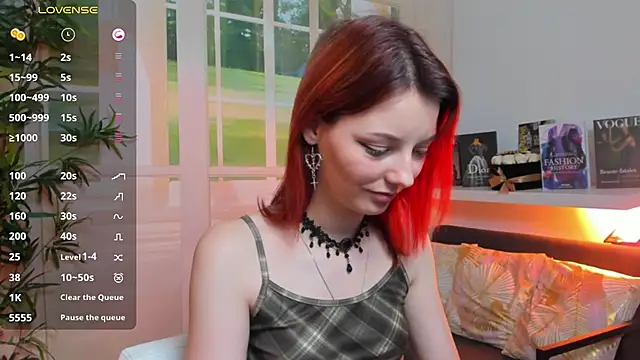 Snapshot of pretty_little_thing chatting on February 15, 1:53 am pretty little thing online show from February 15, 1:53 am