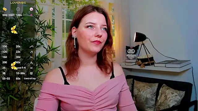 pretty little thing online show from December 19, 2:52 pm