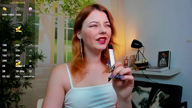 pretty little thing online show from October 25, 4:40 pm