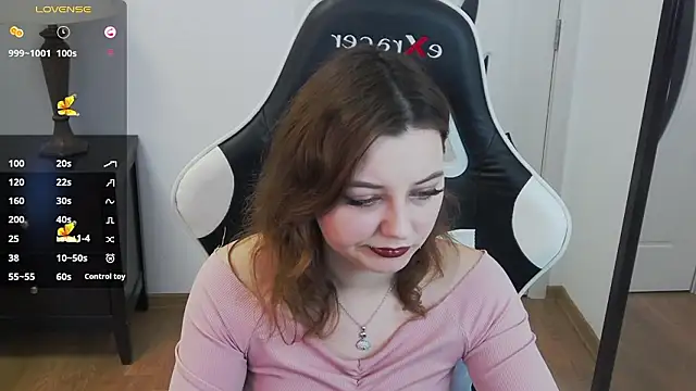 Snapshot of pretty_little_thing chatting on February 19, 5:32 pm pretty little thing online show from February 19, 5:32 pm