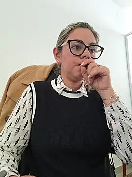 Snapshot of Cata_Office-12 chatting on November 18, 8:34 pm Cata Office-12 online show from November 18, 8:34 pm