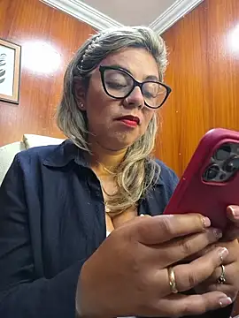 Snapshot of Cata_Office-12 chatting on October 25, 4:29 pm Cata Office-12 online show from October 25, 4:29 pm