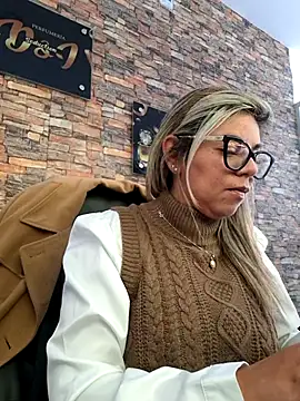 Snapshot of Cata_Office-12 chatting on December 17, 4:56 pm Cata Office-12 online show from December 17, 4:56 pm