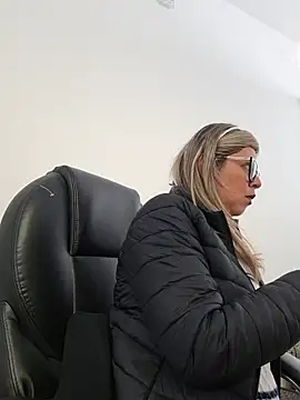 Snapshot of Cata_Office-12 chatting on November 22, 4:06 pm Cata Office-12 online show from November 22, 4:06 pm