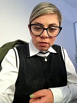 Snapshot of Cata_Office-12 chatting on December 1, 3:57 pm Cata Office-12 online show from December 1, 3:57 pm