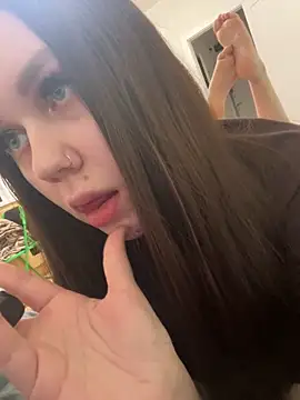 Snapshot of Marylallka5 chatting on February 6, 5:25 am Marylallka5 online show from February 6, 5:25 am