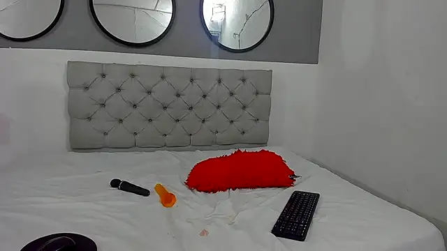 Snapshot of Sophie_and_andress chatting on October 3, 10:33 pm Sophie and andress online show from October 3, 10:33 pm