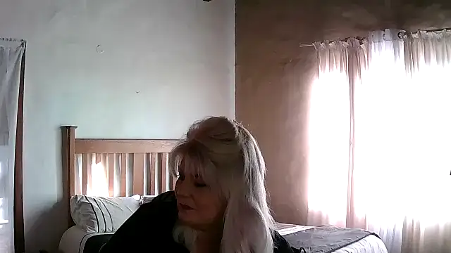 Snapshot of Miahotmilf chatting on October 12, 3:13 pm Miahotmilf online show from October 12, 3:13 pm