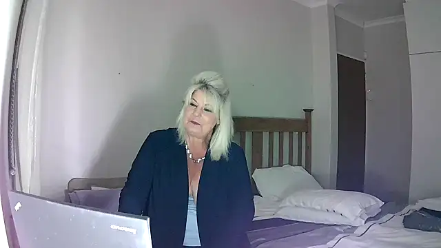 Snapshot of Miahotmilf chatting on December 18, 8:25 pm Miahotmilf online show from December 18, 8:25 pm