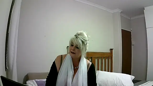 Snapshot of Miahotmilf chatting on December 28, 3:15 pm Miahotmilf online show from December 28, 3:15 pm