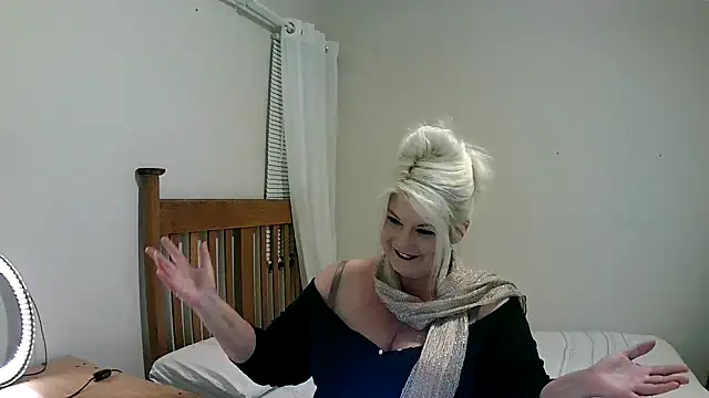 Snapshot of Miahotmilf chatting on February 15, 6:12 pm Miahotmilf online show from February 15, 6:12 pm