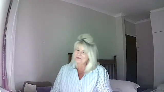 Snapshot of Miahotmilf chatting on December 28, 6:29 pm Miahotmilf online show from December 28, 6:29 pm