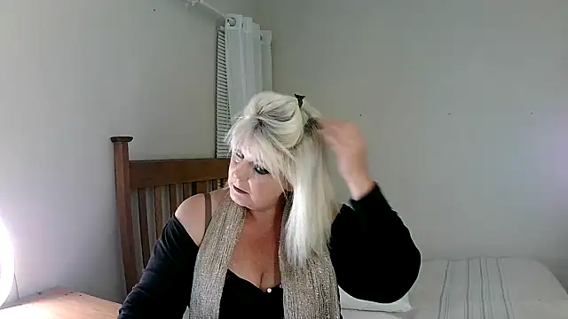 Snapshot of Miahotmilf chatting on March 8, 5:54 pm Miahotmilf online show from March 8, 5:54 pm