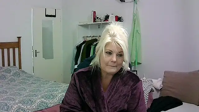 Miahotmilf online show from May 9, 5:05 pm