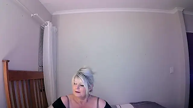 Snapshot of Miahotmilf chatting on January 24, 9:37 pm Miahotmilf online show from January 24, 9:37 pm