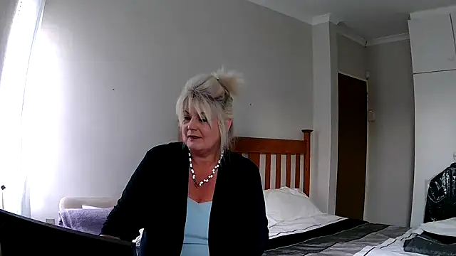 Snapshot of Miahotmilf chatting on December 18, 5:21 pm Miahotmilf online show from December 18, 5:21 pm