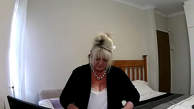 Snapshot of Miahotmilf chatting on December 27, 5:48 pm Miahotmilf online show from December 27, 5:48 pm