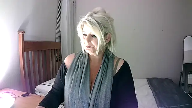 Snapshot of Miahotmilf chatting on January 10, 11:29 pm Miahotmilf online show from January 10, 11:29 pm