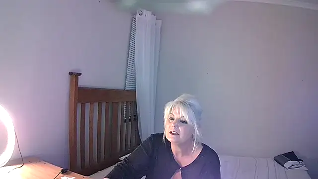 Snapshot of Miahotmilf chatting on February 8, 9:04 pm Miahotmilf online show from February 8, 9:04 pm