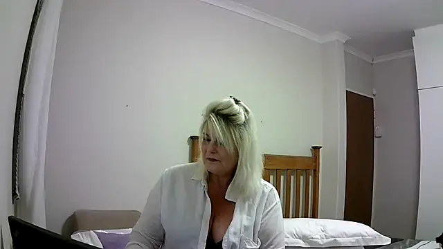 Snapshot of Miahotmilf chatting on December 26, 8:21 pm Miahotmilf online show from December 26, 8:21 pm