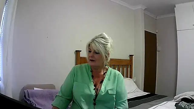Snapshot of Miahotmilf chatting on December 20, 6:02 pm Miahotmilf online show from December 20, 6:02 pm