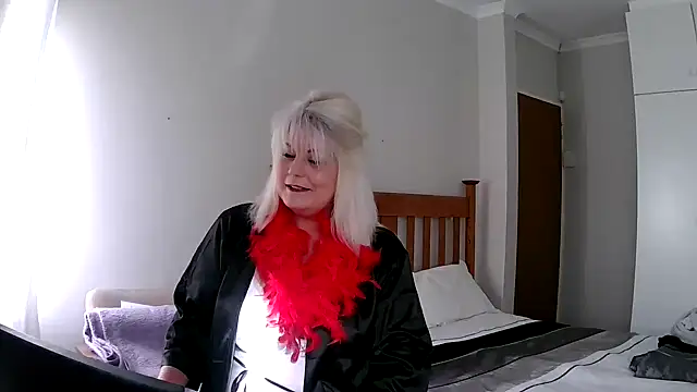 Snapshot of Miahotmilf chatting on December 22, 3:22 pm Miahotmilf online show from December 22, 3:22 pm