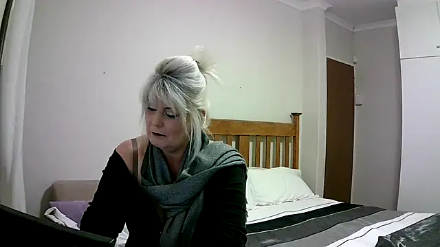 Snapshot of Miahotmilf chatting on December 31, 9:50 pm Miahotmilf online show from December 31, 9:50 pm