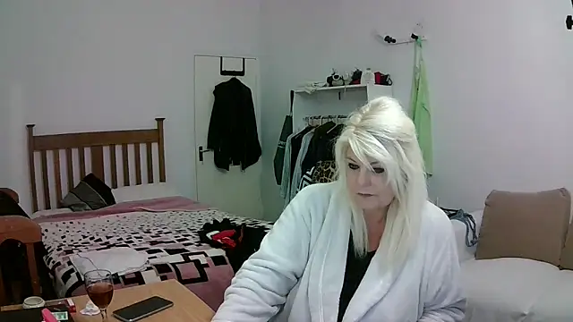 Miahotmilf online show from April 26, 5:43 pm