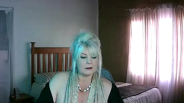 Snapshot of Miahotmilf chatting on October 19, 5:05 pm Miahotmilf online show from October 19, 5:05 pm