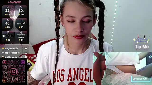 Snapshot of sweetlittlelisa chatting on January 2, 10:55 pm sweetlittlelisa online show from January 2, 10:55 pm
