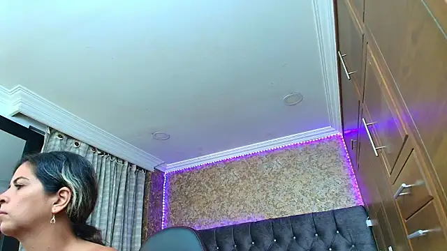 stella xue online show from October 6, 8:42 pm