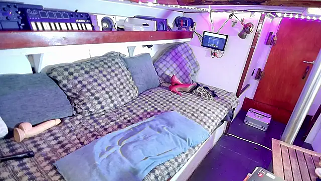 Snapshot of Honeykiss23 chatting on November 16, 7:40 pm Honeykiss23 online show from November 16, 7:40 pm