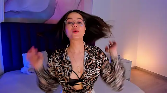 Kelly Cuutie online show from April 4, 1:45 am