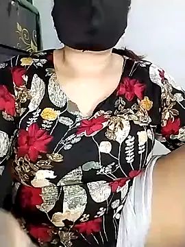 Snapshot of Tishani chatting on December 4, 3:00 pm Tishani online show from December 4, 3:00 pm