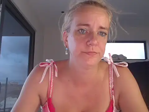 Snapshot of Wendysexyx chatting on October 18, 10:12 pm Wendysexyx online show from October 18, 10:12 pm